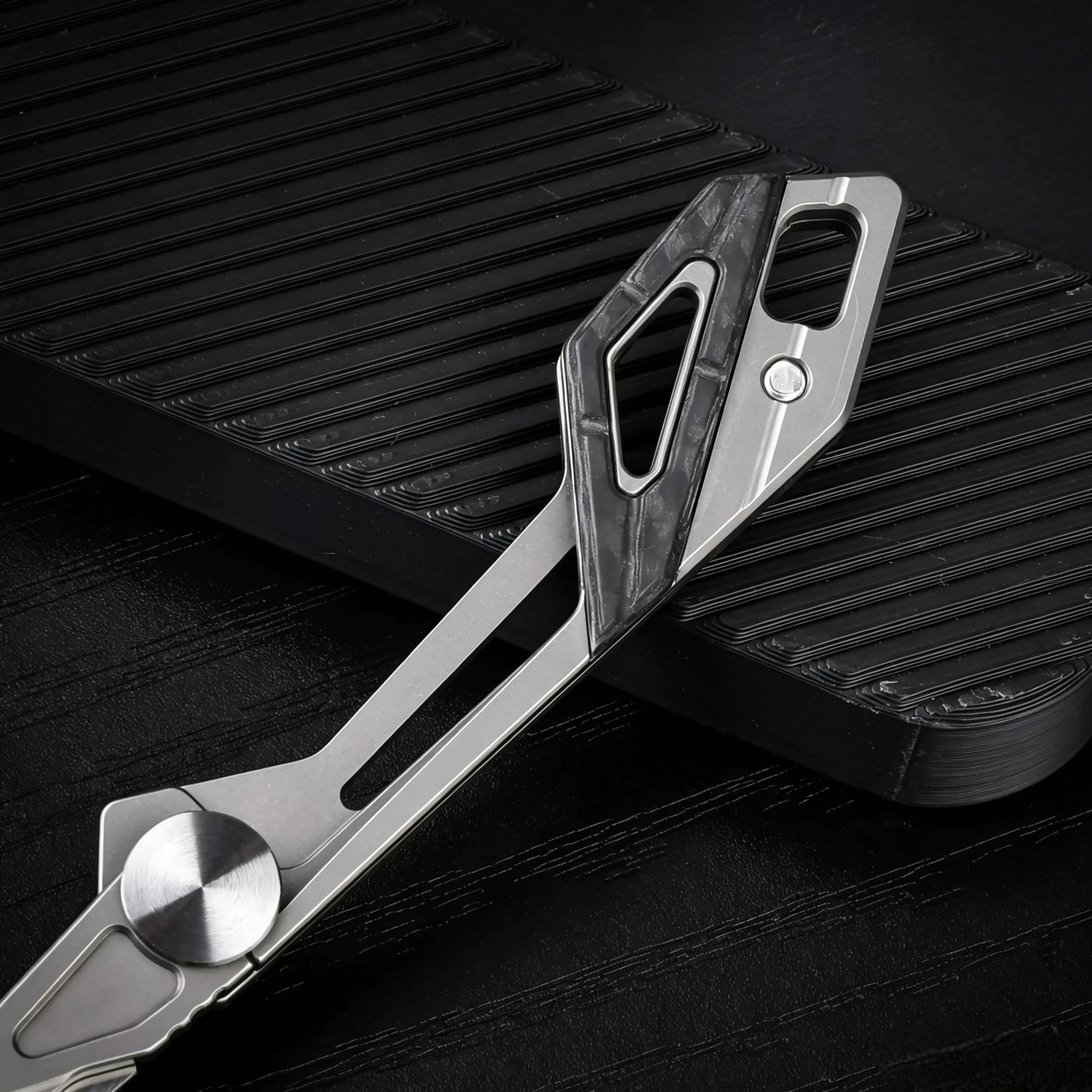 KeyKnife: Mini Titanium & Carbon Fiber EDC Scalpel